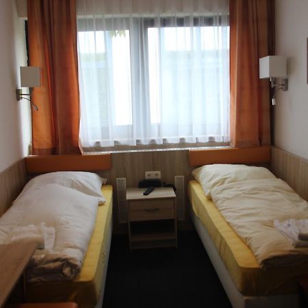Airport-Hotel Zum Taubengrund Kelsterbach Buitenkant foto