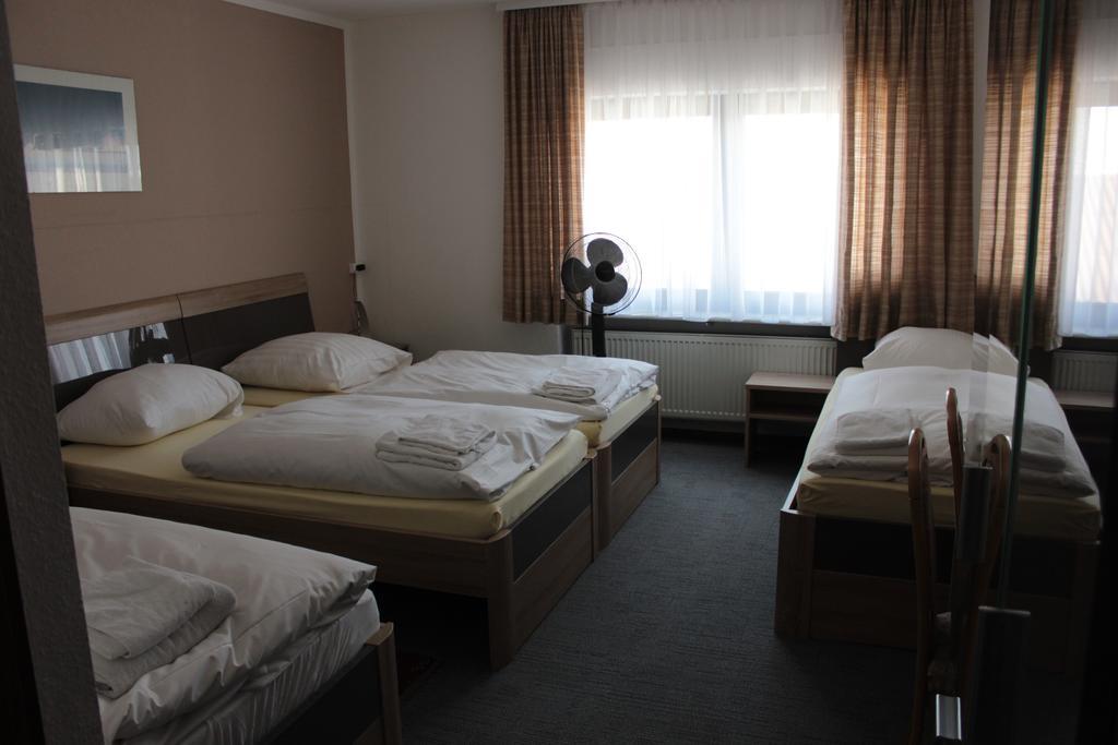 Airport-Hotel Zum Taubengrund Kelsterbach Kamer foto