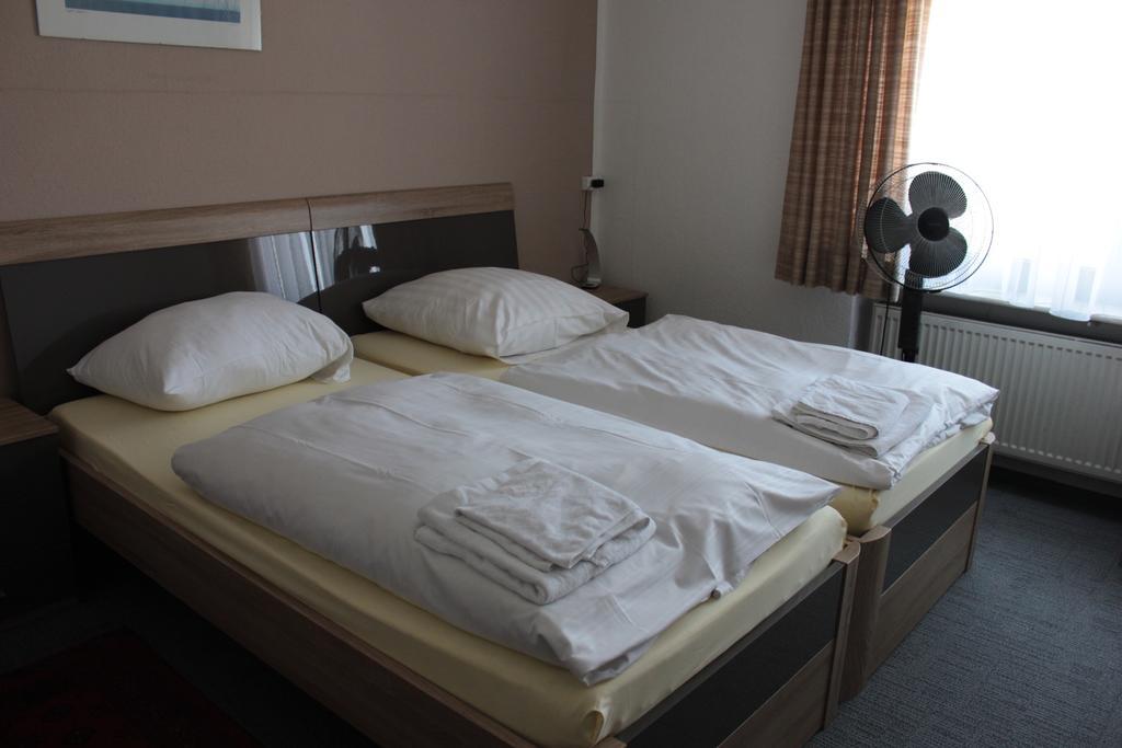 Airport-Hotel Zum Taubengrund Kelsterbach Kamer foto