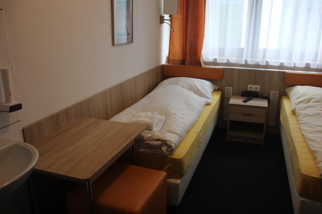 Airport-Hotel Zum Taubengrund Kelsterbach Buitenkant foto