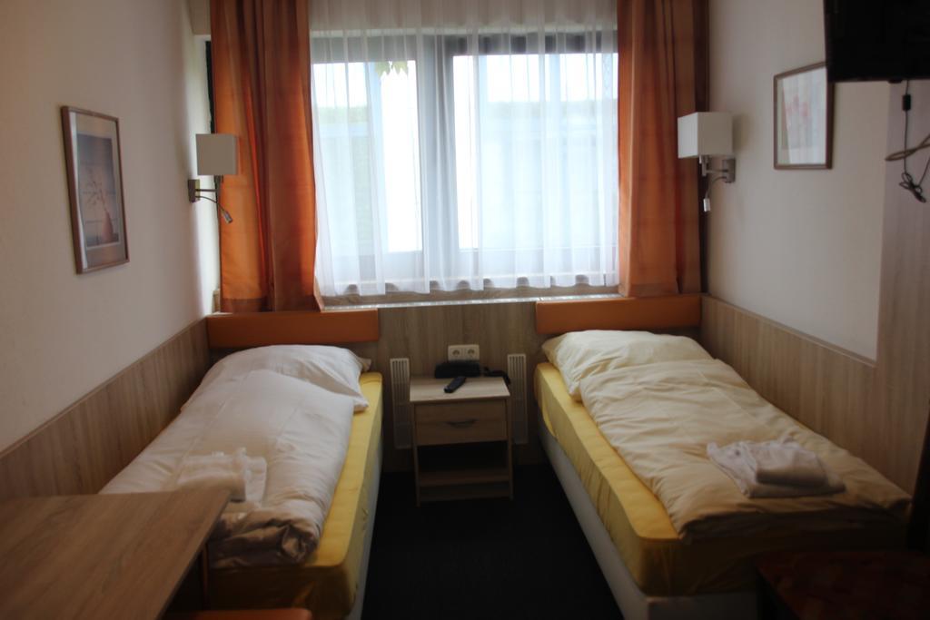 Airport-Hotel Zum Taubengrund Kelsterbach Buitenkant foto