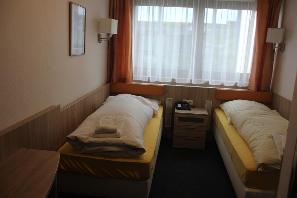 Airport-Hotel Zum Taubengrund Kelsterbach Buitenkant foto