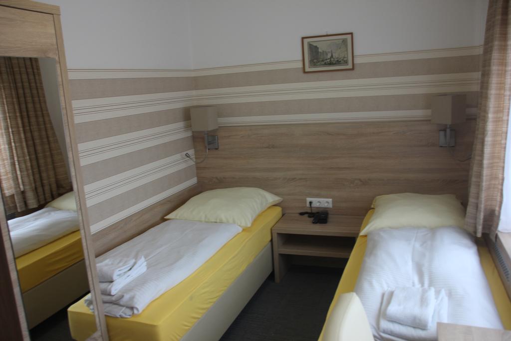 Airport-Hotel Zum Taubengrund Kelsterbach Buitenkant foto