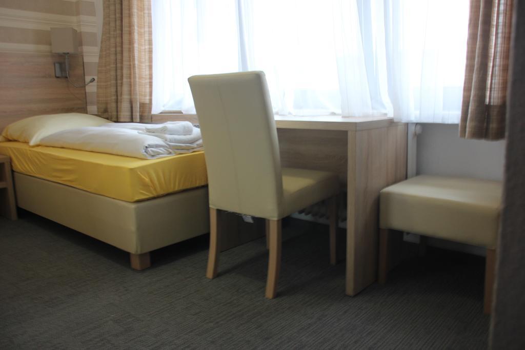 Airport-Hotel Zum Taubengrund Kelsterbach Buitenkant foto