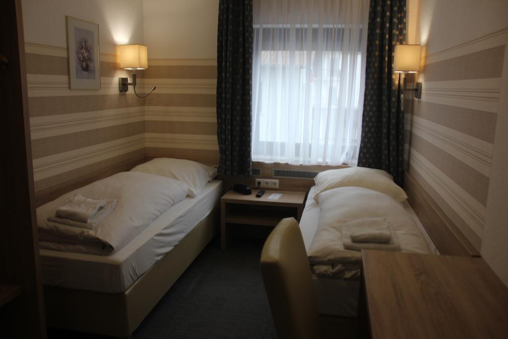 Airport-Hotel Zum Taubengrund Kelsterbach Buitenkant foto