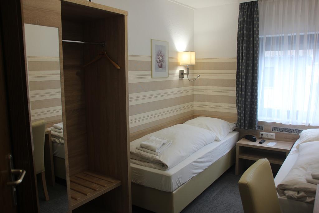 Airport-Hotel Zum Taubengrund Kelsterbach Buitenkant foto