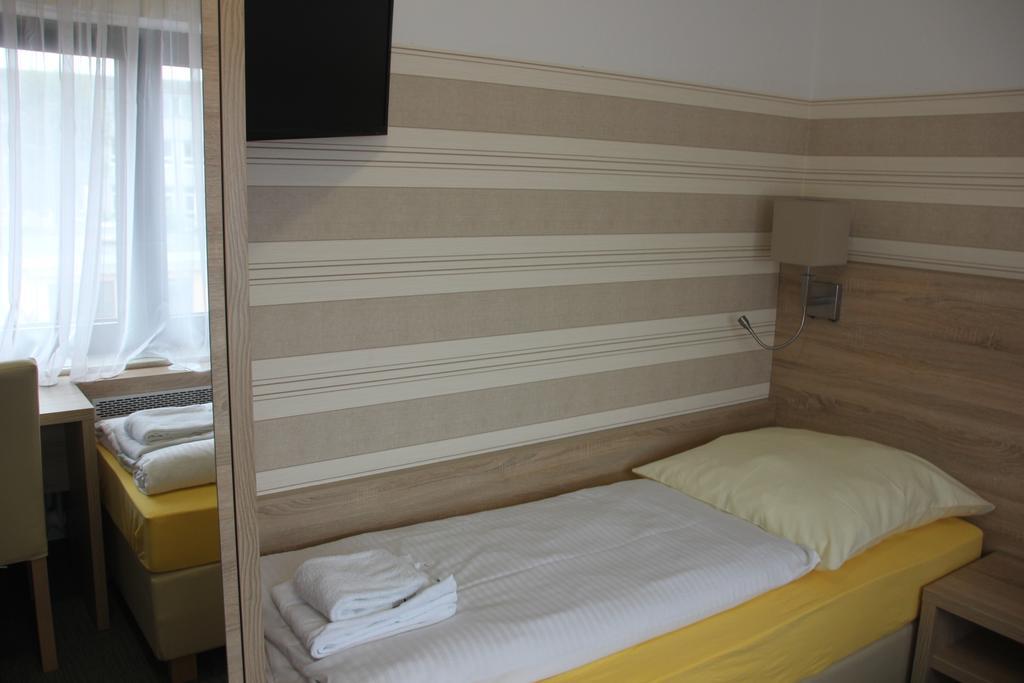 Airport-Hotel Zum Taubengrund Kelsterbach Buitenkant foto