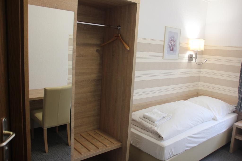 Airport-Hotel Zum Taubengrund Kelsterbach Buitenkant foto